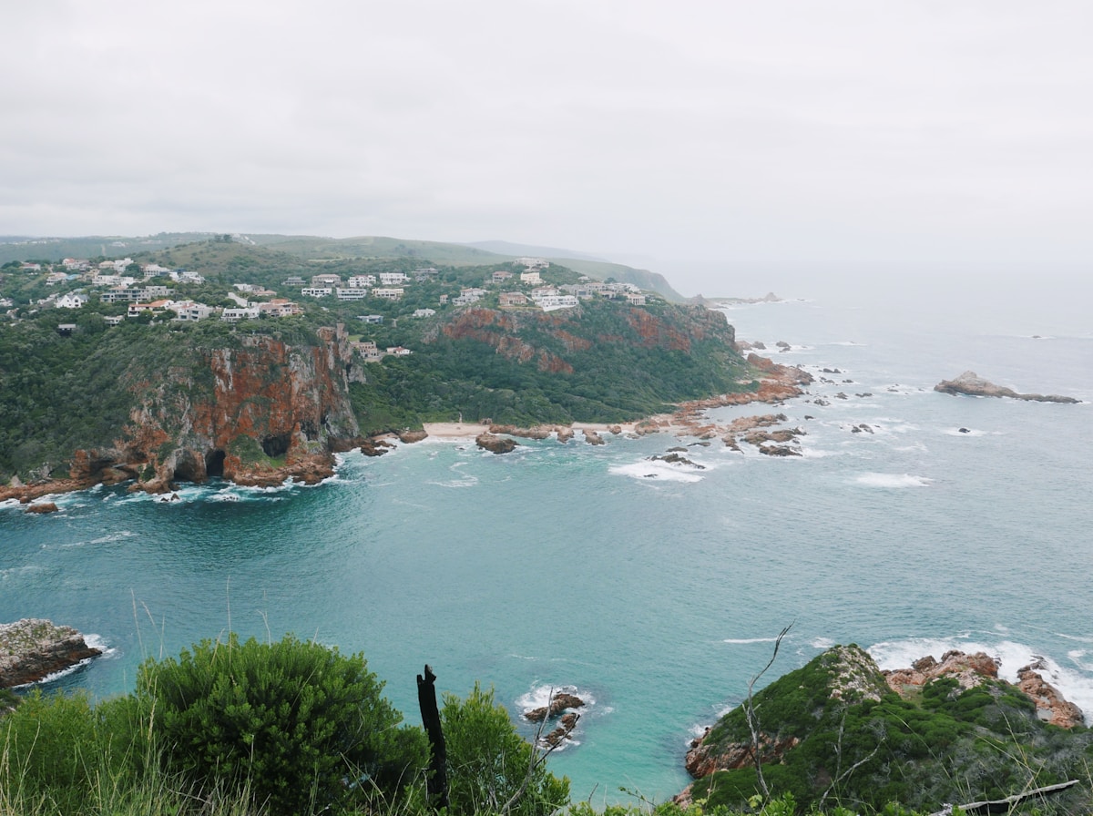 Knysna Heads with turquoise water and rocky cliffs — Garden Route, South Africa